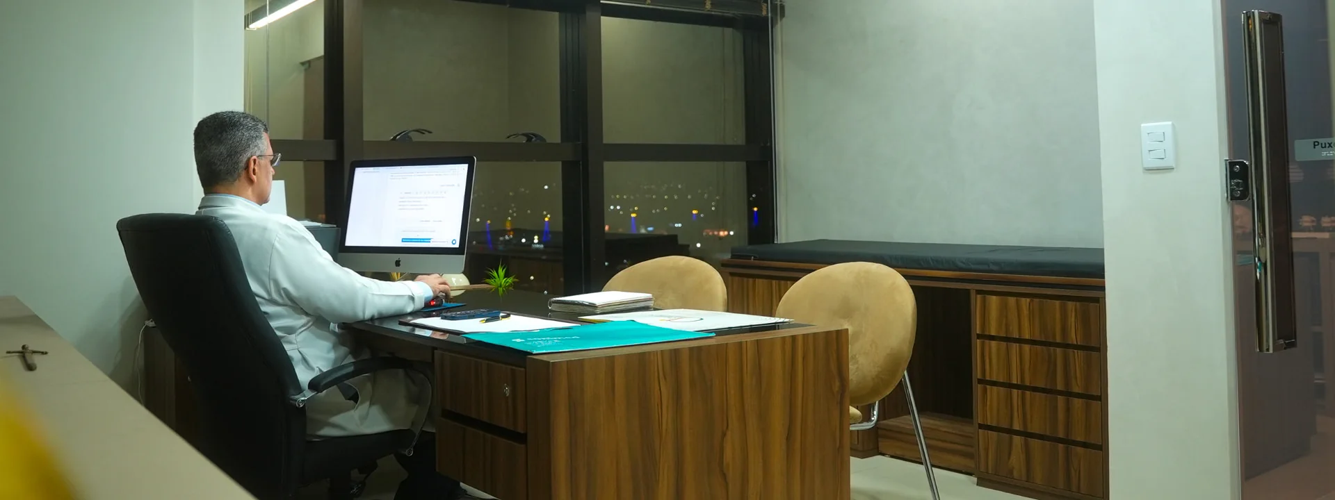 Ambiente profissional estruturado em projeto de marca da Mastrangeli Co.
