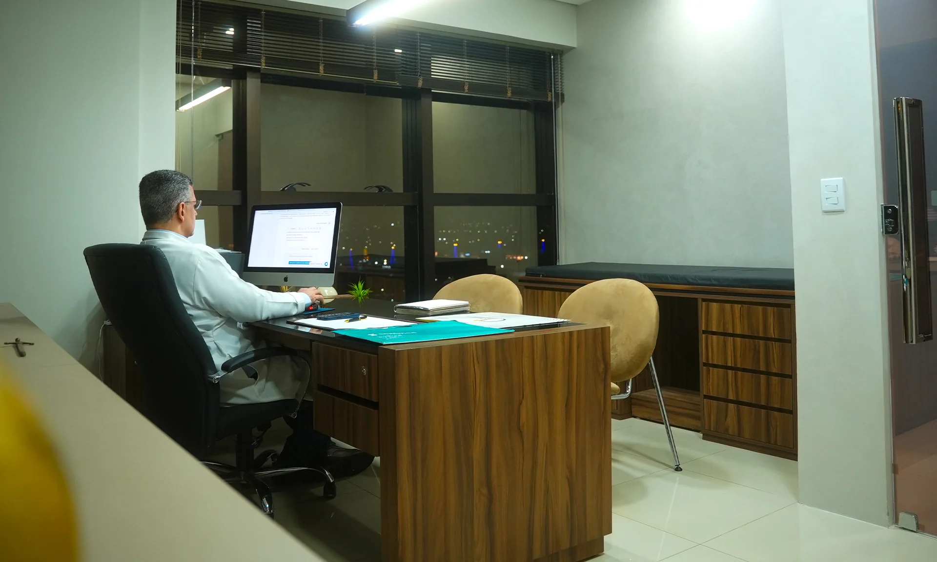 Dr. Vladmir Resende atendendo em seu consultório médico