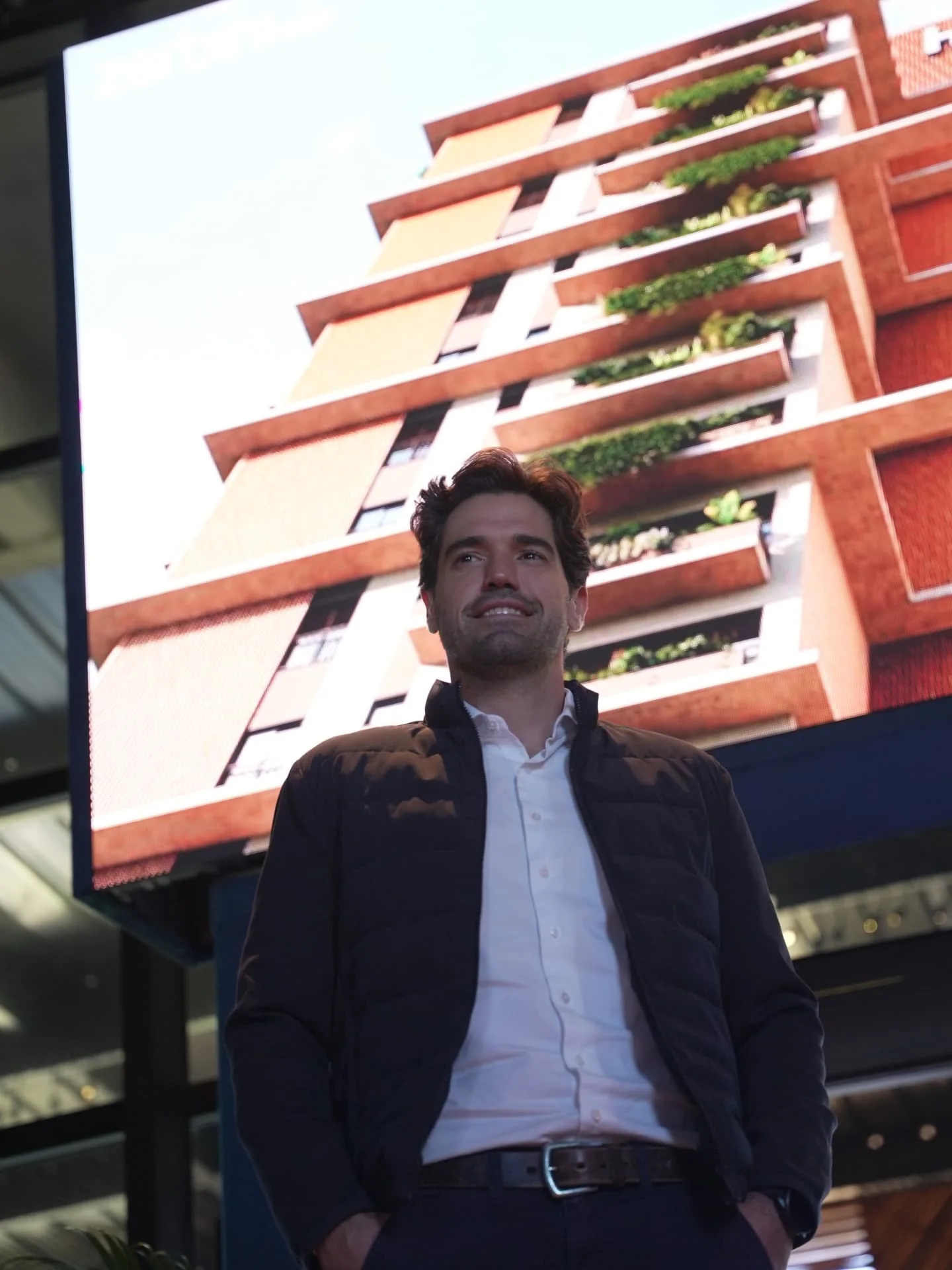 Empreendedor da HVM Incorporadora diante de projeto de alto padrão