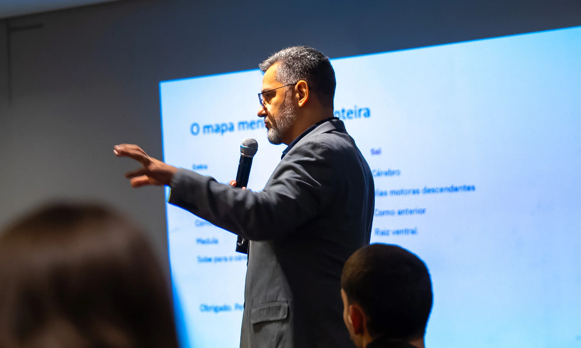 Dr. Vladmir Resende apresentando conteúdo sobre neurocirurgia e coluna