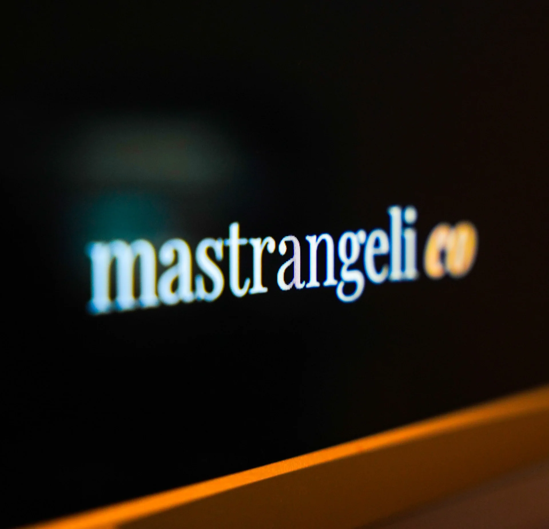 Marca Mastrangeli Co. em detalhe durante produção estratégica