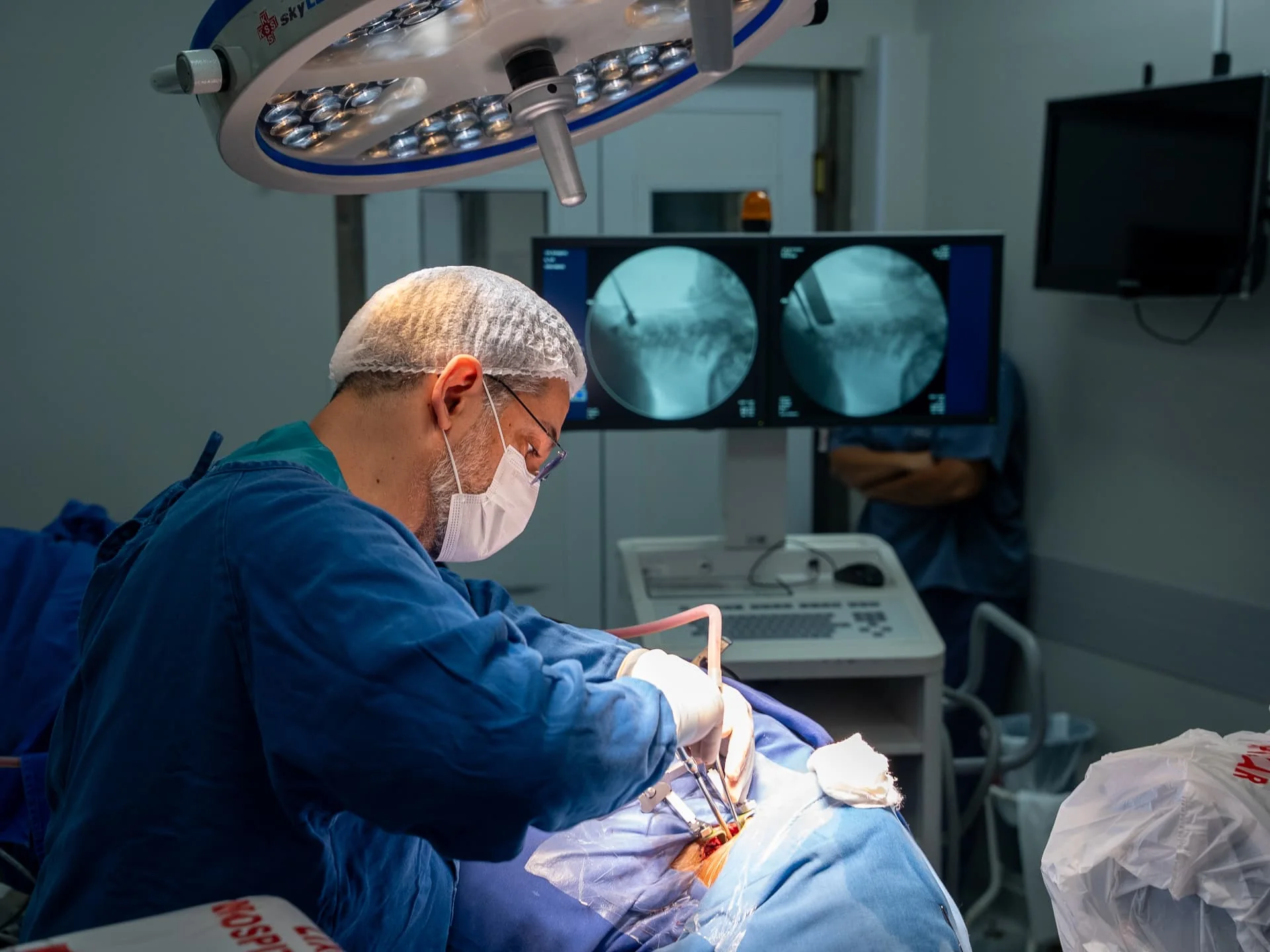 Dr. Vladmir Resende em cirurgia de coluna em Campo Grande