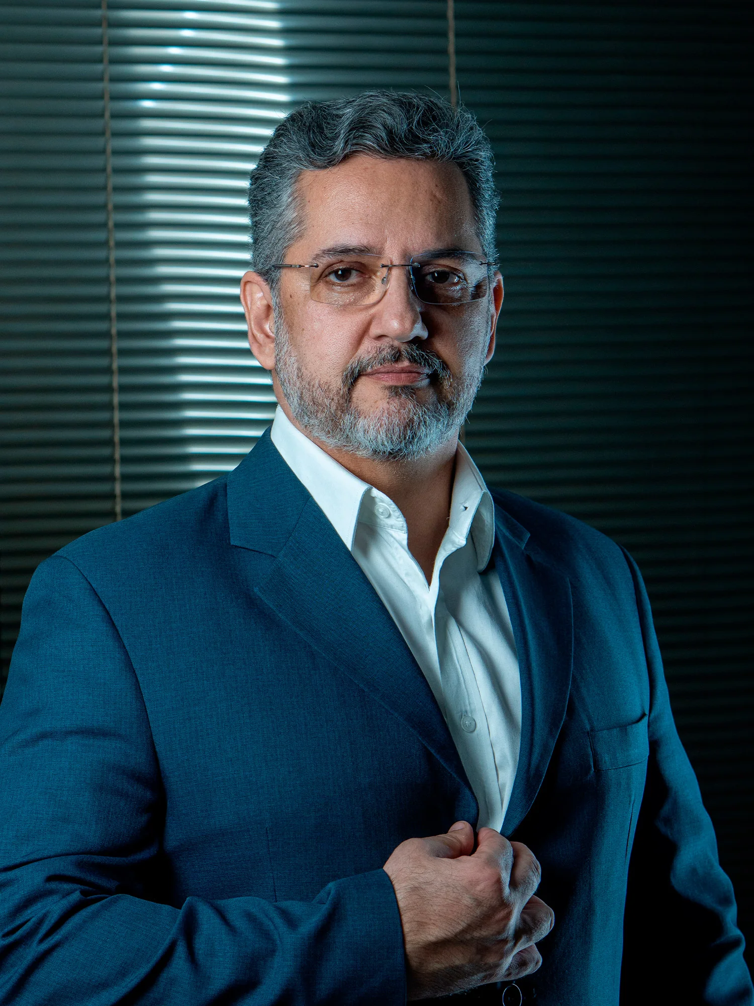 Dr. Vladmir Resende, neurocirurgião especialista em coluna