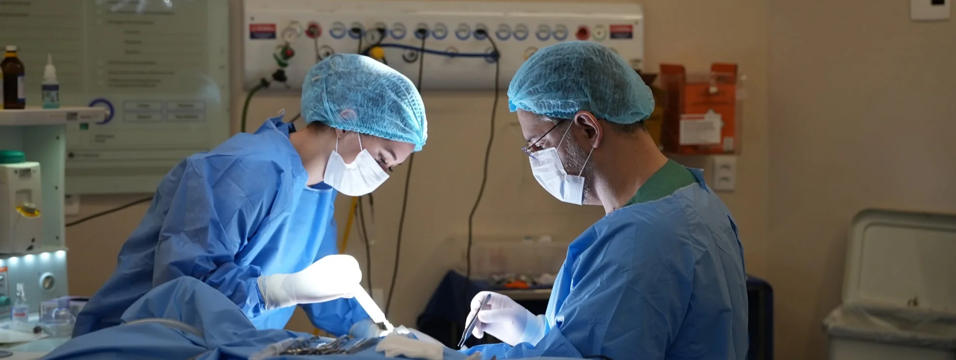 Dr. Vladmir Resende durante cirurgia de coluna em Campo Grande